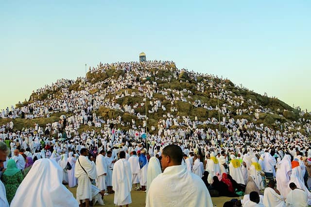 Dérouleent du pèlerinage état de sacralisation ici des pèlerins en ihram sur le mont Arafat