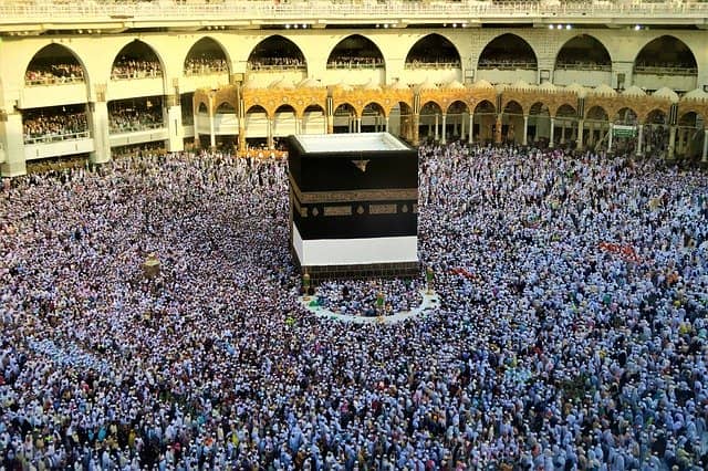 Tout commence par intention niya au miqat pèlerins tournant autour de la Kaaba