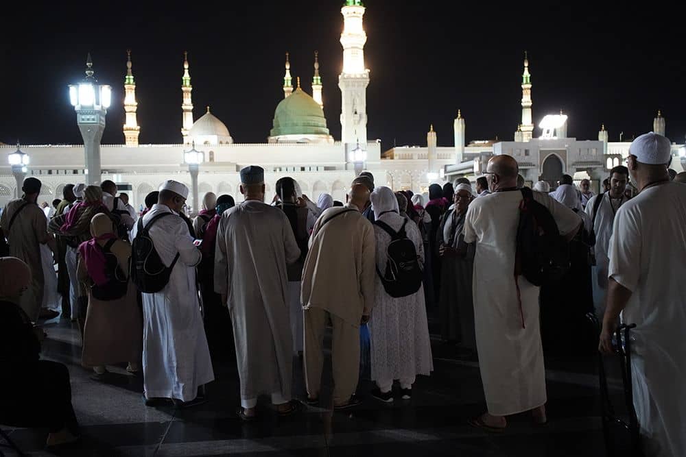 Pèlerins devant la mosquée du Prophète Mohamed à Médine lors d'un pèlerinage omra ramadan